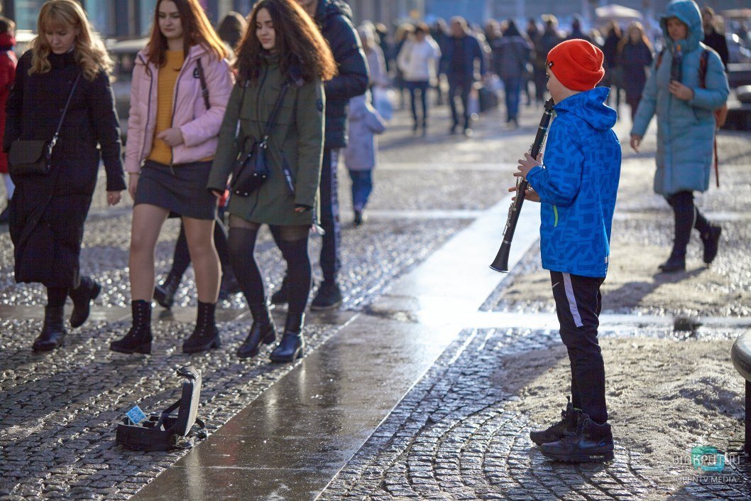 Днепрян на Европейской площади поздравлял юный габоист Трофим (ФОТО) - рис. 6