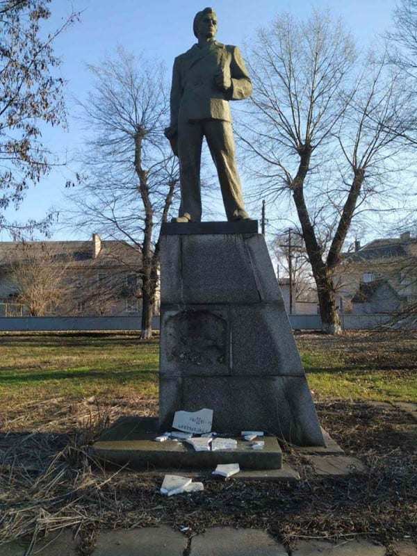 Ну что за вандалы: на Днепропетровщине разбили памятник матросу Железняку - рис. 1