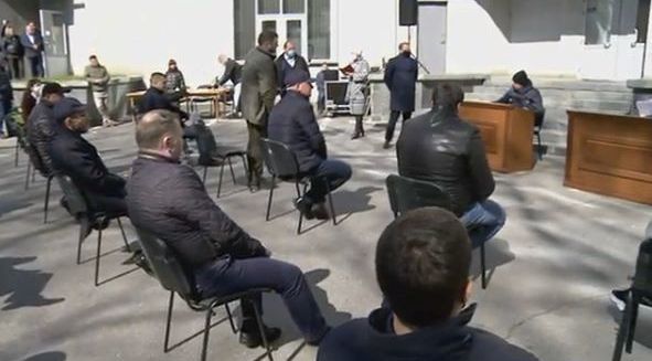 Во дворе горсовета Днепра депутаты решили голосовать онлайн весь день (ФОТО) - рис. 1