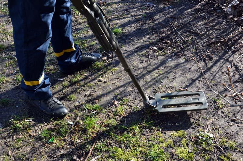 Пиротехники обследовали территорию, где от взрыва пострадал мальчик - рис. 3