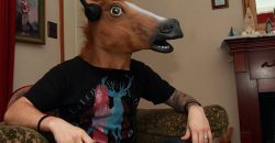 Мужчина в маске коня