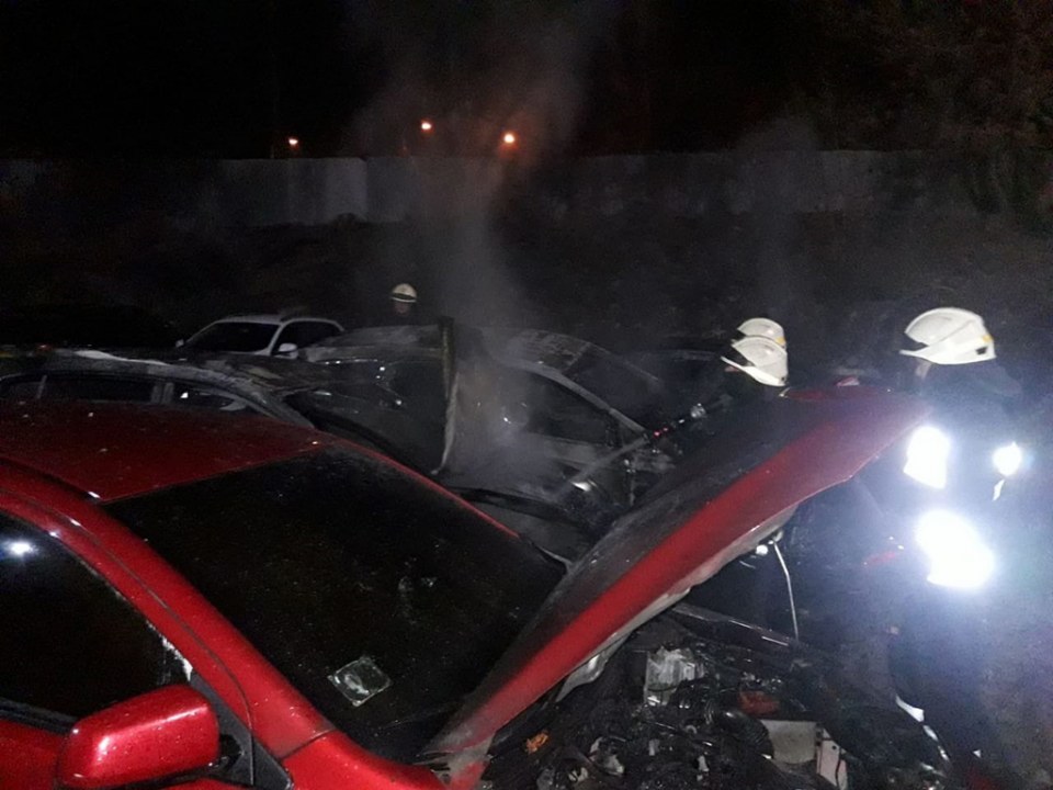 Под Днепром за одну ночь на стоянке сгорело 4 машины