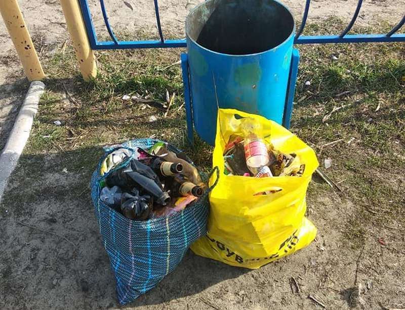 Под Днепром дети убирали кучи мусора за взрослыми после празднования 8-го марта - рис. 1