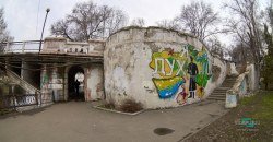В парке Глобы на перекрытом мосту поселились бездомные (ФОТО) - рис. 9