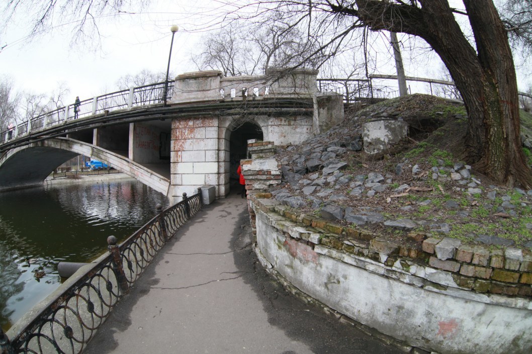 В парке Глобы на перекрытом мосту поселились бездомные (ФОТО) - рис. 13