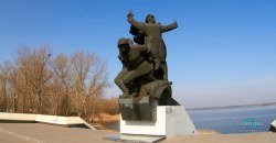 В Днепре наркоторговцы изрисовали памятник бойцам 152-й дивизии (ФОТО) - рис. 14