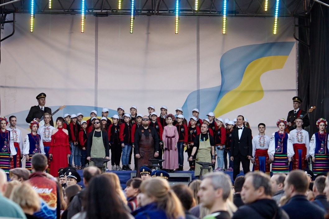 В Днепре на площади Героев Майдана отметили День Гимна Украины (ФОТО) - рис. 17