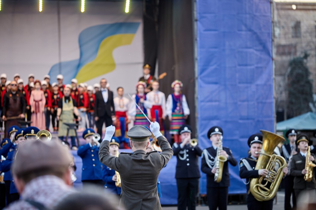 В Днепре на площади Героев Майдана отметили День Гимна Украины (ФОТО) - рис. 37