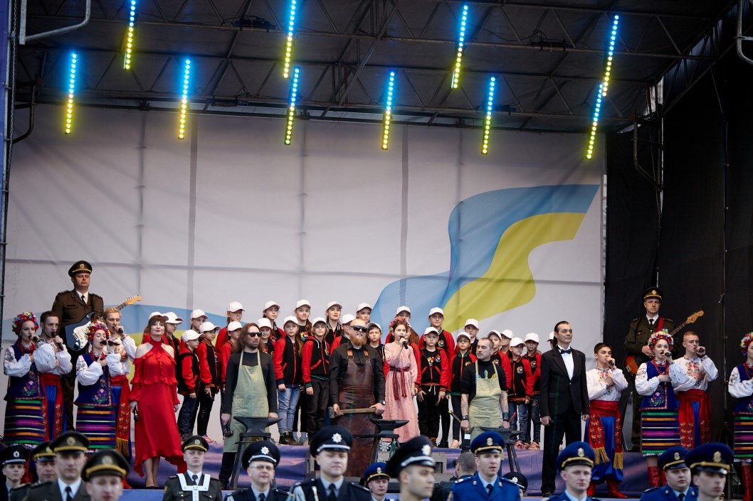 В Днепре на площади Героев Майдана отметили День Гимна Украины (ФОТО) - рис. 34