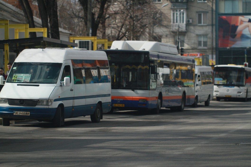 Карантин по-днепровски: троллейбусы и трамваи забиты, у большинства нет масок (ФОТО) - рис. 1