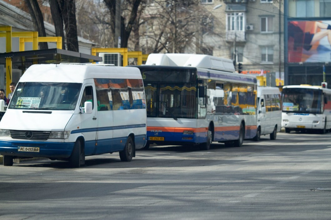Карантин по-днепровски: троллейбусы и трамваи забиты, у большинства нет масок (ФОТО) - рис. 2