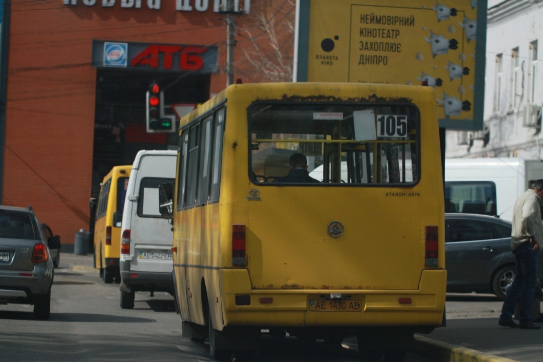 Карантин по-днепровски: троллейбусы и трамваи забиты, у большинства нет масок (ФОТО) - рис. 3