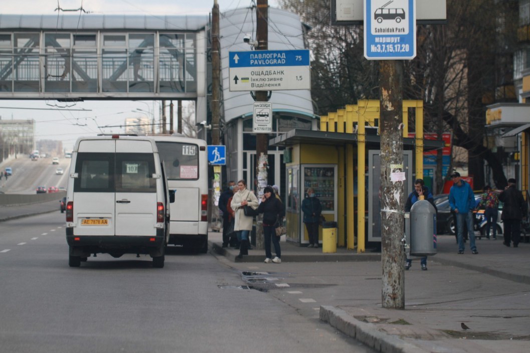 Карантин по-днепровски: троллейбусы и трамваи забиты, у большинства нет масок (ФОТО) - рис. 5