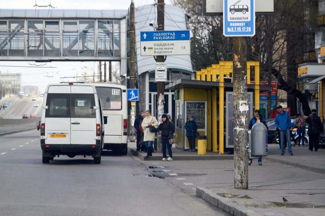 Карантин по-днепровски: троллейбусы и трамваи забиты, у большинства нет масок (ФОТО) - рис. 6