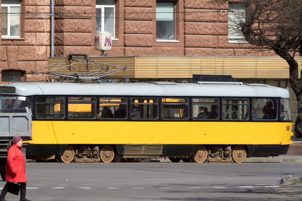 Карантин по-днепровски: троллейбусы и трамваи забиты, у большинства нет масок (ФОТО) - рис. 7