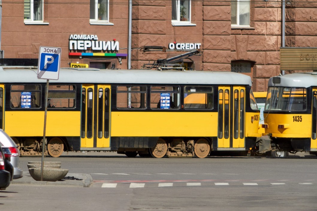 Карантин по-днепровски: троллейбусы и трамваи забиты, у большинства нет масок (ФОТО) - рис. 8