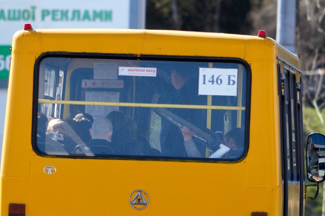Карантин по-днепровски: троллейбусы и трамваи забиты, у большинства нет масок (ФОТО) - рис. 9