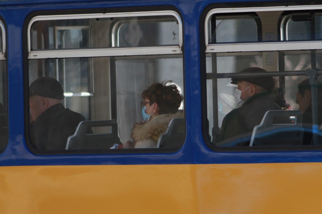 Карантин по-днепровски: троллейбусы и трамваи забиты, у большинства нет масок (ФОТО) - рис. 11