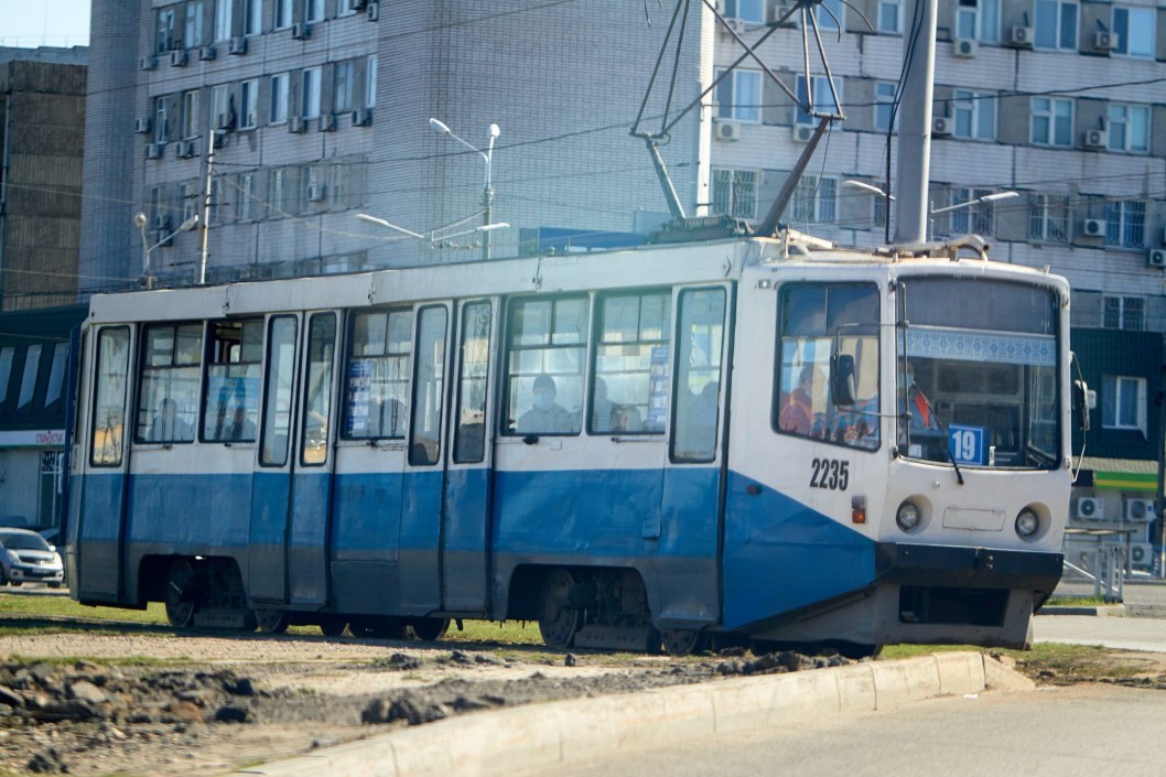 Карантин по-днепровски: троллейбусы и трамваи забиты, у большинства нет масок (ФОТО) - рис. 13