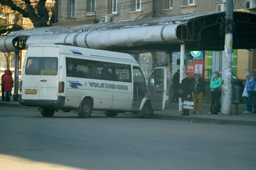 Карантин по-днепровски: троллейбусы и трамваи забиты, у большинства нет масок (ФОТО) - рис. 17