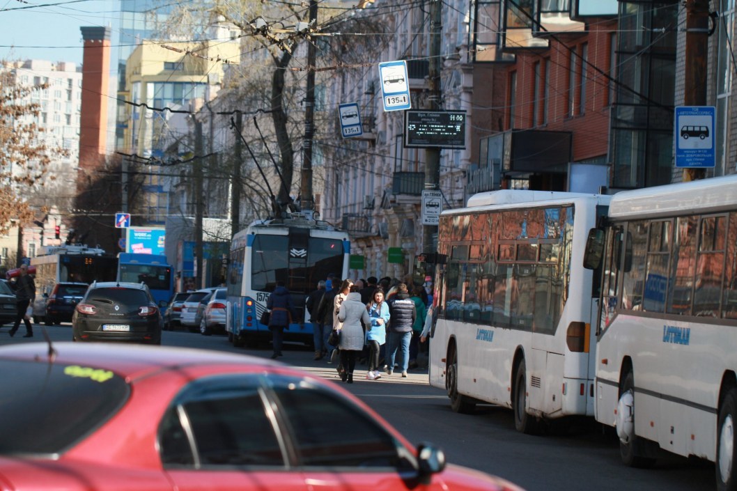 Карантин по-днепровски: троллейбусы и трамваи забиты, у большинства нет масок (ФОТО) - рис. 19