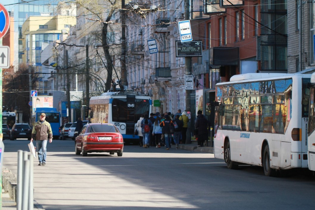 Карантин по-днепровски: троллейбусы и трамваи забиты, у большинства нет масок (ФОТО) - рис. 21