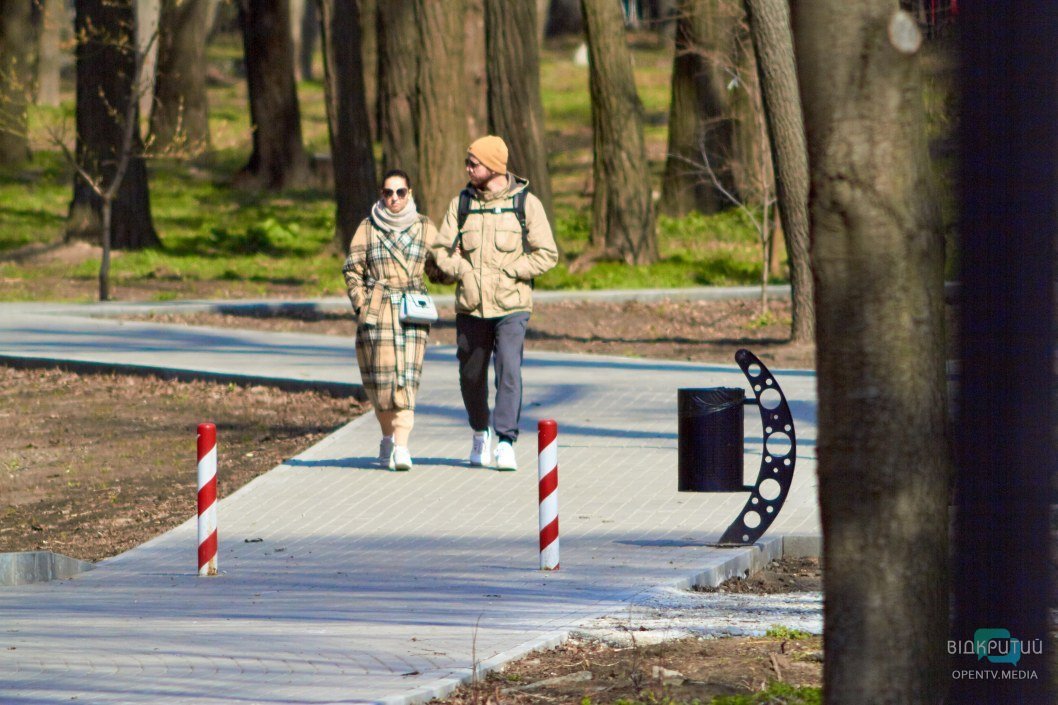 Весенние прогулки или самоизоляция: что происходит во время карантина в парке на проспекте Гагарина в Днепре (ФОТОРЕПОРТАЖ) - рис. 1