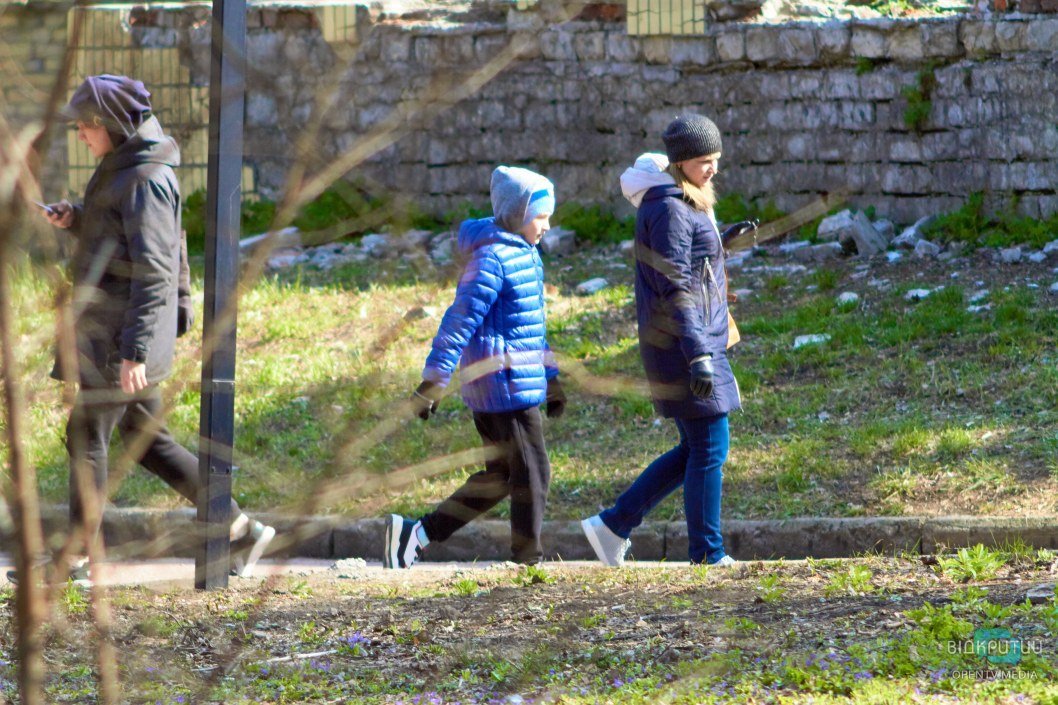Весенние прогулки или самоизоляция: что происходит во время карантина в парке на проспекте Гагарина в Днепре (ФОТОРЕПОРТАЖ) - рис. 12