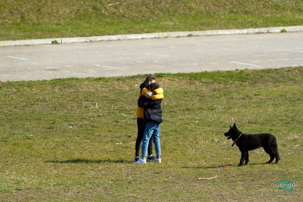 Весенние прогулки или самоизоляция: что происходит во время карантина в парке на проспекте Гагарина в Днепре (ФОТОРЕПОРТАЖ) - рис. 35