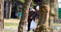Весенние прогулки или самоизоляция: что происходит во время карантина в парке на проспекте Гагарина в Днепре (ФОТОРЕПОРТАЖ) - рис. 15