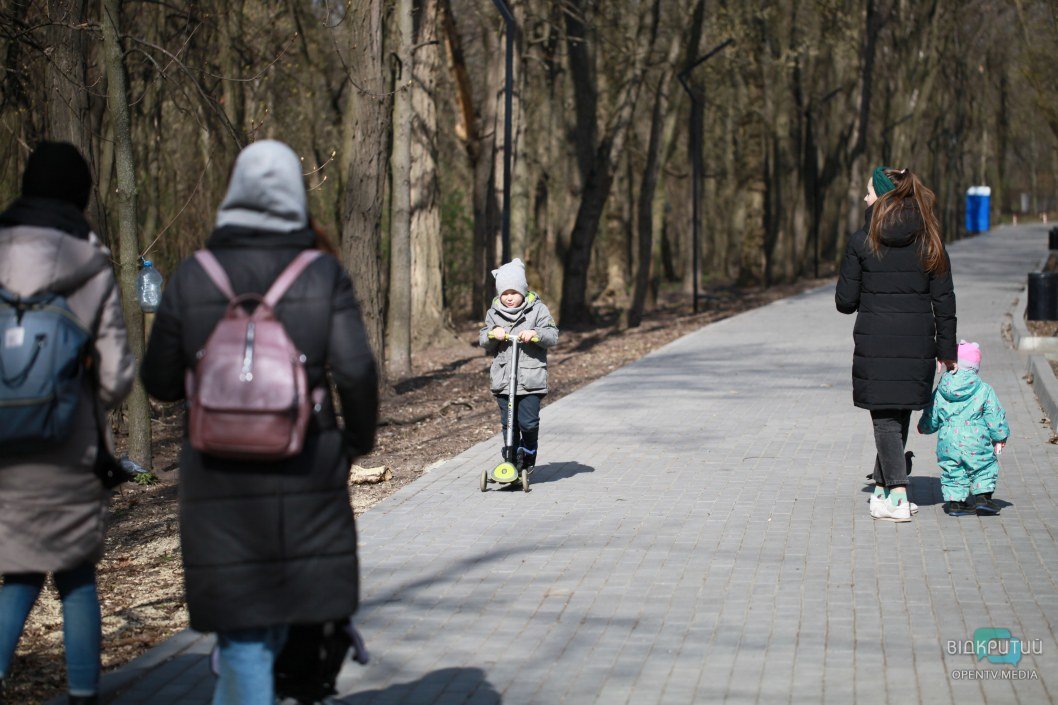 Весенние прогулки или самоизоляция: что происходит во время карантина в парке на проспекте Гагарина в Днепре (ФОТОРЕПОРТАЖ) - рис. 9