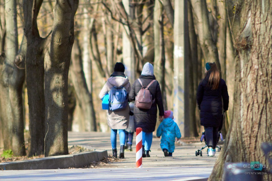 Весенние прогулки или самоизоляция: что происходит во время карантина в парке на проспекте Гагарина в Днепре (ФОТОРЕПОРТАЖ) - рис. 37