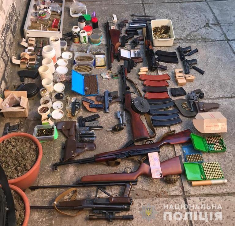 Днепровский Джон Уик: полиция обнаружила в квартире днепрянина арсенал оружия и боеприпасов (ФОТО, ВИДЕО) - рис. 1
