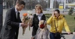 Праздничное поздравление от мэра: 8 марта на улицах Днепра женщинам дарили цветы - рис. 4
