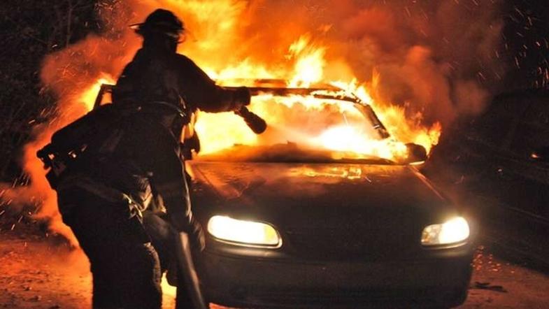 На Днепропетровщине ночью горел автомобиль Audi: что известно (ФОТО) - рис. 1