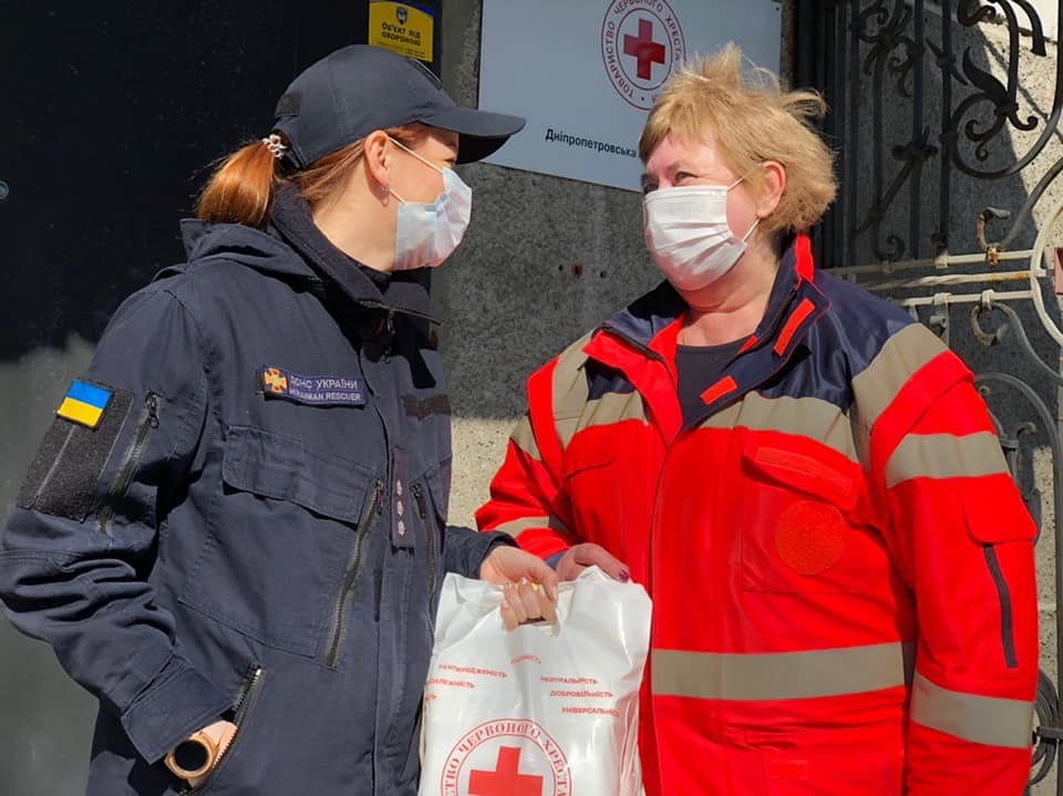В Днепре Красный Крест передал маски спасателям - рис. 1