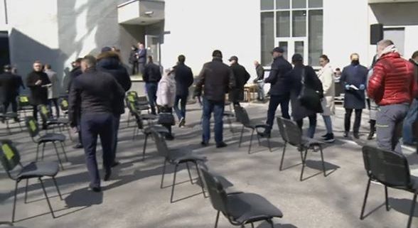 Во дворе горсовета Днепра депутаты решили голосовать онлайн весь день (ФОТО) - рис. 2