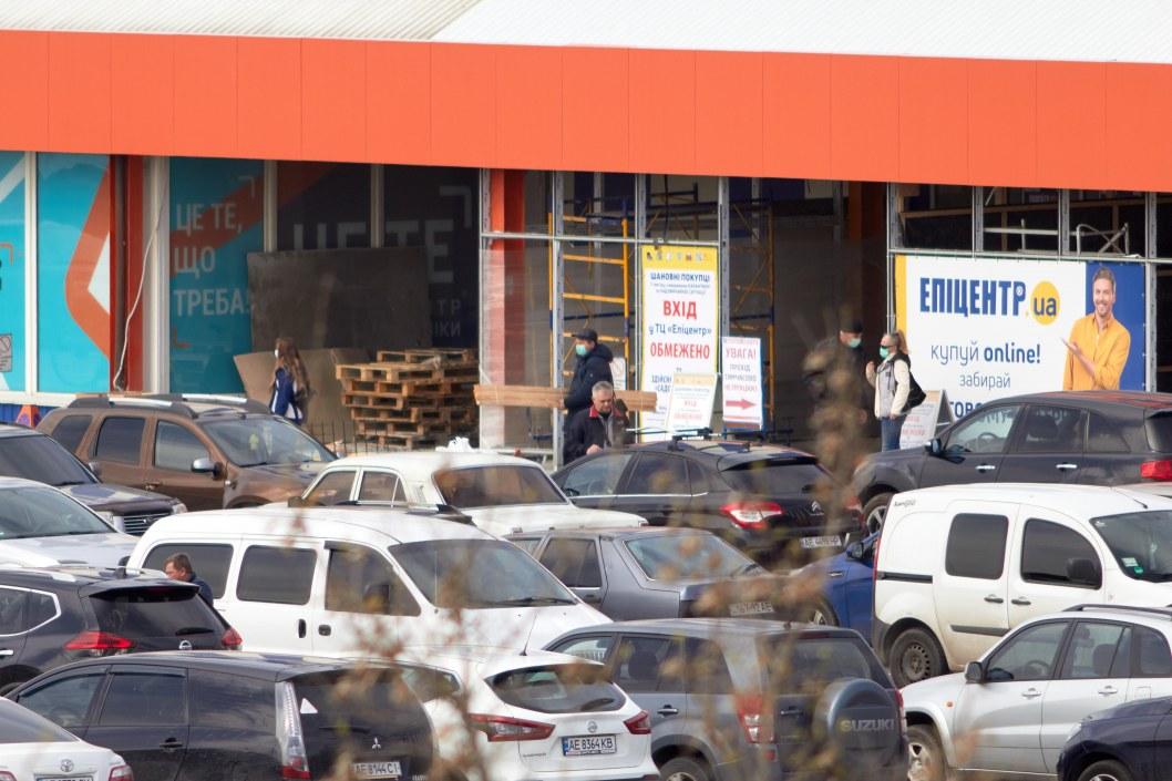 Закупки на карантине: как выглядят парковки супермаркетов Днепра - рис. 1