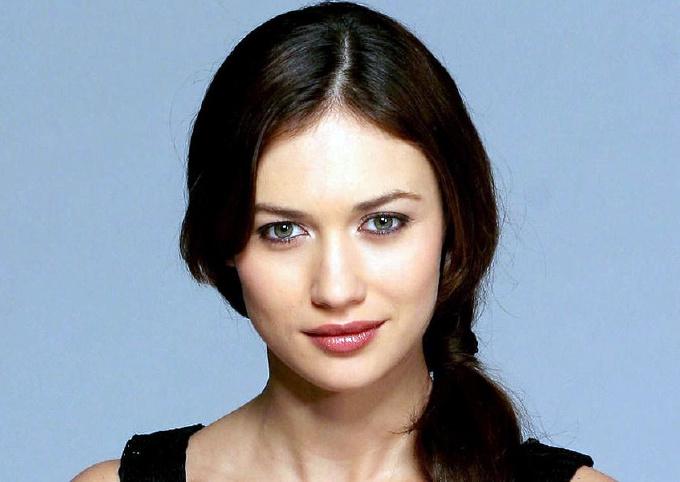 "Девушка Бонда" заразилась коронавирусом - рис. 1