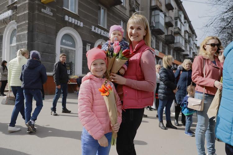 Праздничное поздравление от мэра: 8 марта на улицах Днепра женщинам дарили цветы - рис. 10