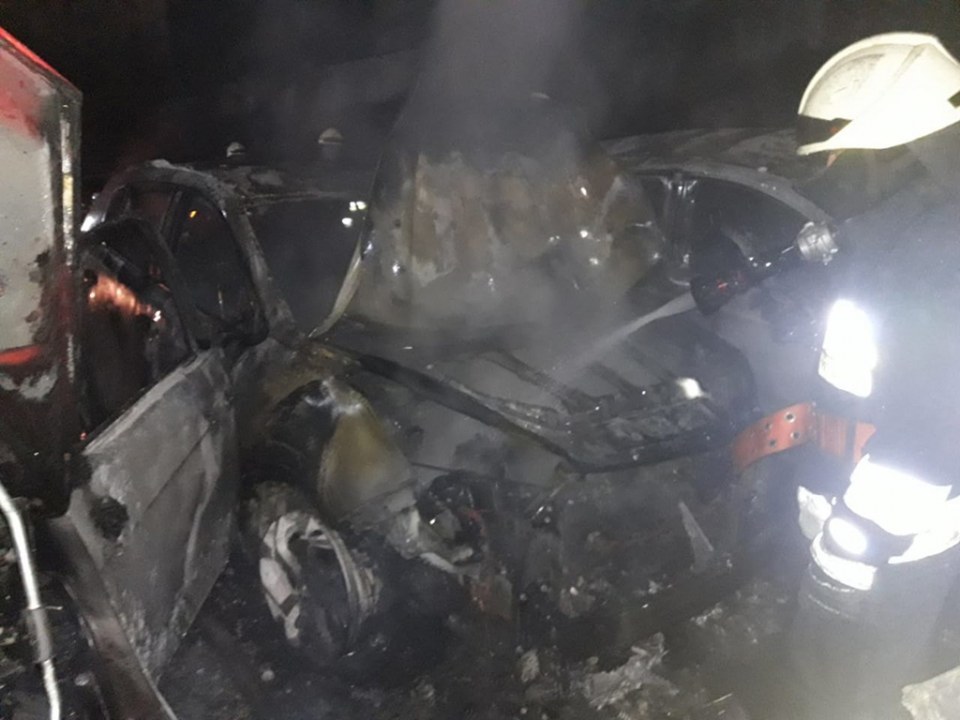 Под Днепром за одну ночь на стоянке сгорело 4 машины