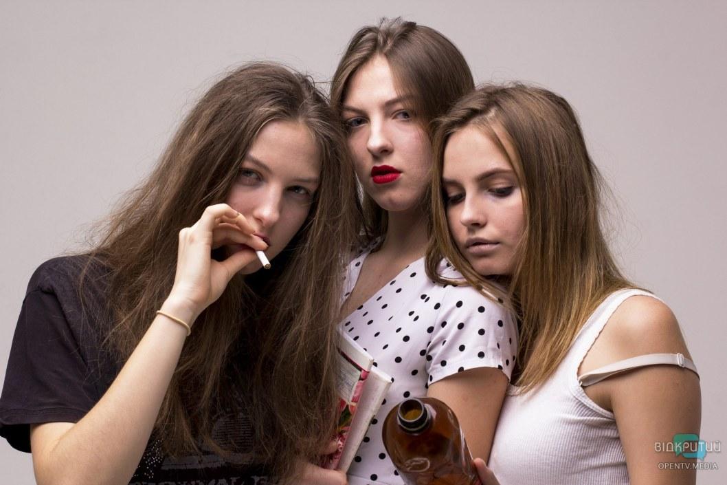Наркомания и алкоголизм могут спонтанно настигнуть и здоровых девушек.