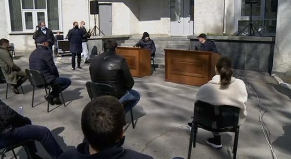 Во дворе горсовета Днепра депутаты решили голосовать онлайн весь день (ФОТО) - рис. 3