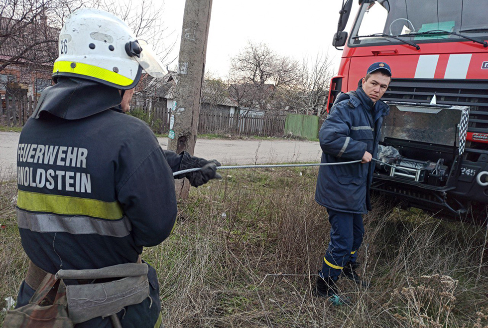 Под Днепром цыгане со спасателями доставали коня из колодца