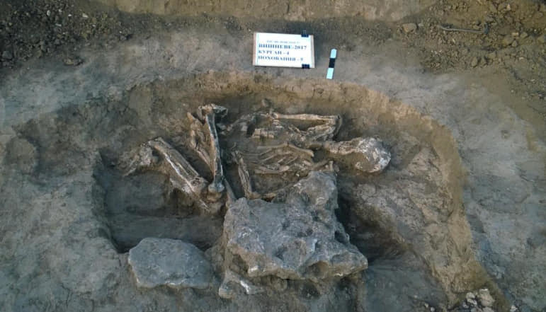 В Днепропетровской области археологи раскопали десятки могил каменного века (ФОТО) - рис. 1