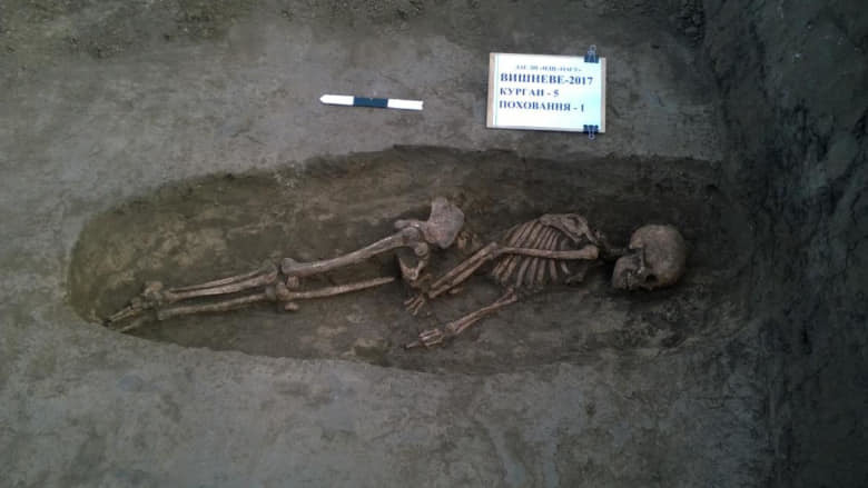 В Днепропетровской области археологи раскопали десятки могил каменного века (ФОТО) - рис. 2