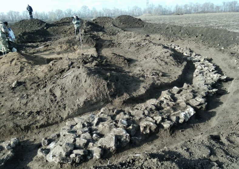 В Днепропетровской области археологи раскопали десятки могил каменного века (ФОТО) - рис. 3