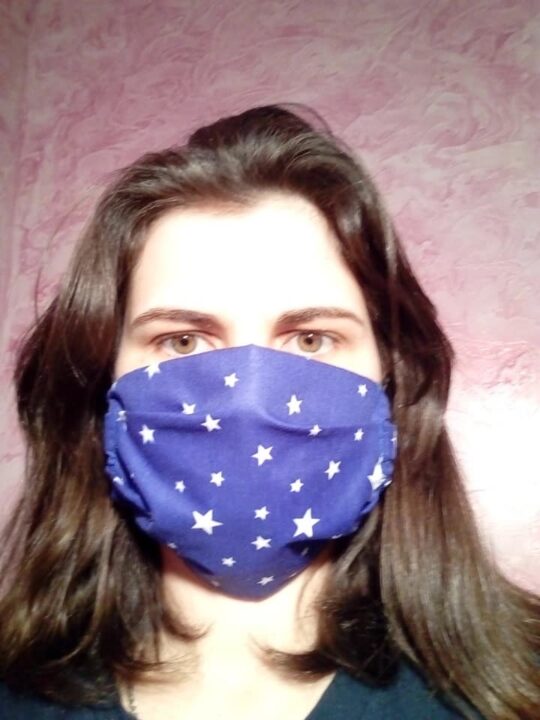 Крутятся, как могут: в Днепре продают "модные" маски ручной работы (ФОТО) - рис. 3
