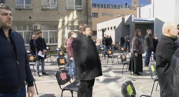 Филатов в бейсболке: во дворе горсовета Днепра депутаты голосуют за онлайн-сессию (ФОТО) - рис. 1