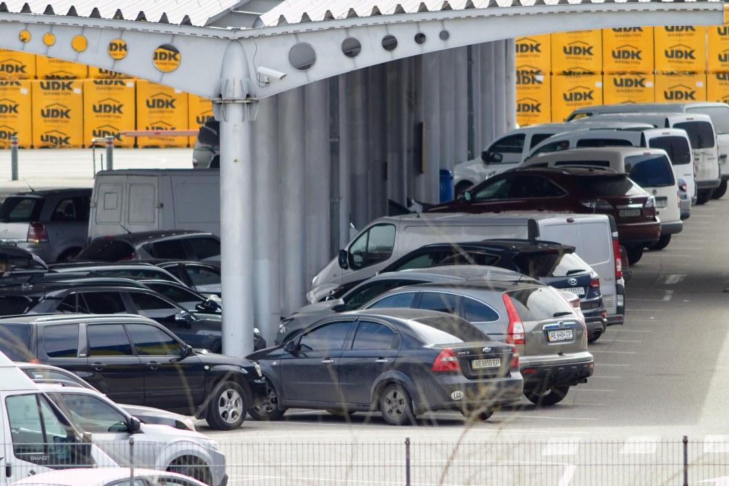 Закупки на карантине: как выглядят парковки супермаркетов Днепра - рис. 10